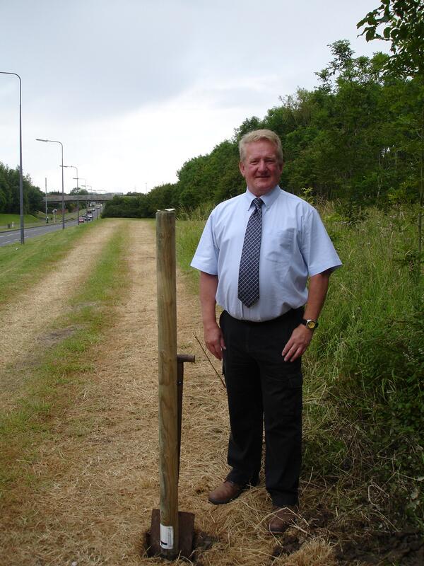 BradleyStokeTC's tweet photo. Read more about the installation of posts on Bradley Stoke Way http://t.co/XxpMpG5wZ4 http://t.co/DtWcbVslP0