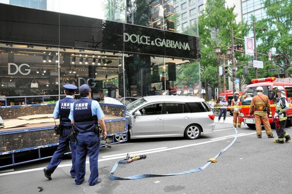 ライブドアニュース 注目 大阪 御堂筋でワゴン車暴走 3人が重軽傷 Http T Co Yp5g86uvvg ワゴン車はバックで走行した後 方向を替え 横断歩道付近で自転車の女性をはねるなどした後 近くの店舗の窓ガラスにぶつかって止まった Http T Co