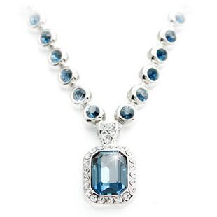 HelinaKonjo's tweet photo. I love this necklace... there are only 5 pieces in the world, I just bought one. #CrystalFashion http://t.co/CkBTIbpqps