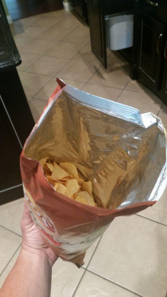 JakeBoney's tweet photo. My mom just bought this. $3.25 bag of chips and they are not even half way full!!! This is rediculous @LAYS http://t.co/tSZiTtsA89