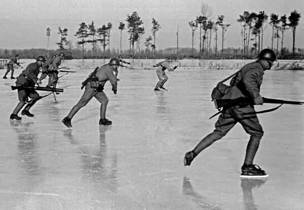 HitWithHistory's tweet image. The Dutch army training on ice skates, 4 months before the German invasion-1940