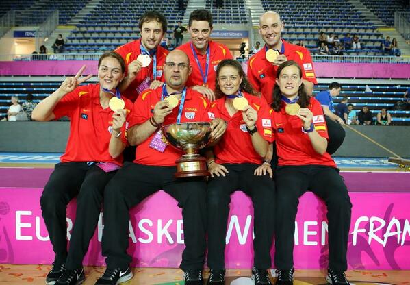 Jugadora_8's tweet photo. Hoy, hace un año conquistabámos Europa. ¡Gracias! http://t.co/pkT8DNLQIw @Lmondelo @IsaSanchez_com http://t.co/zufkLVYCzY
