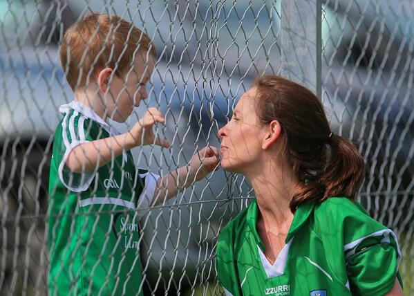 Is there a better @LadiesFootball picture this week than @LKLadiesGaelic #munsterchampionship