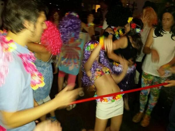 estefaniagalera's tweet photo. Fiesta tropical de la peluca @Escuela_JBL http://t.co/shxrHfD0bs