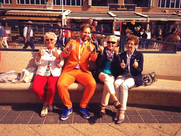 Vanavond met <a href="/MarcoWijnakker/">Marco Wijnakker</a> wederom bij #VIOranje! Oranjekoorts Scheveningen bereikt ongekende hoogte! #sambaselfie