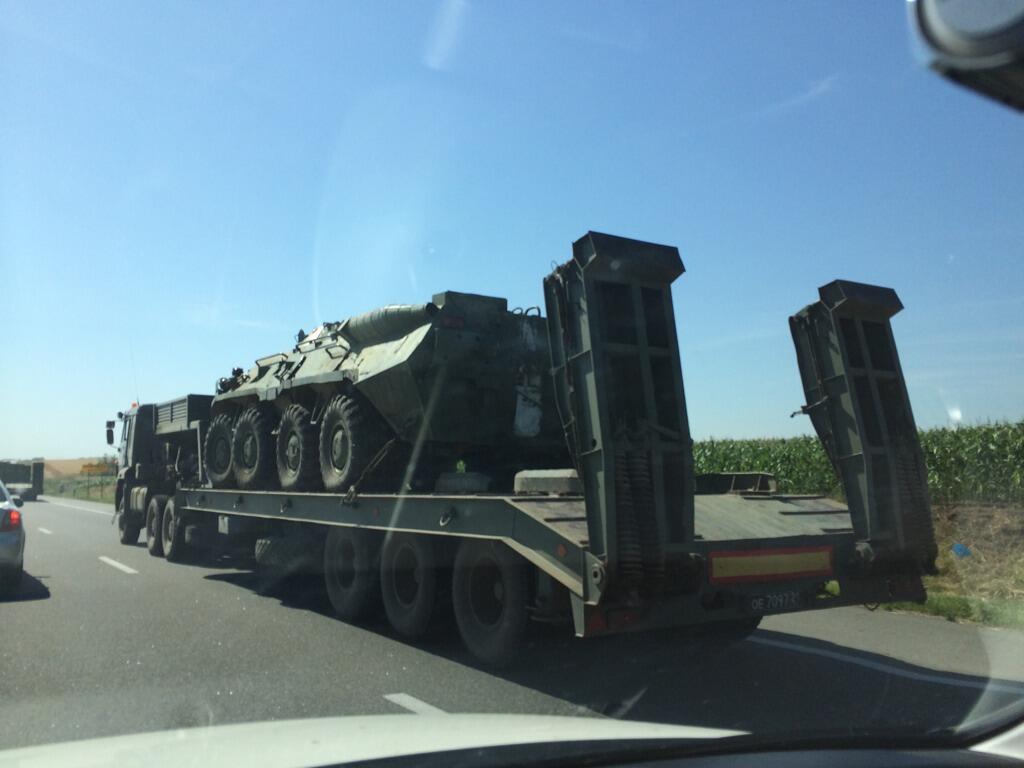 Колонна военной техники движущейся по трассе
