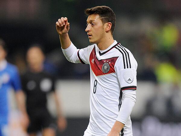 TommysDartsTips's tweet image. #GER vs #ALG

If OZIL scores first, we'll give away a World Cup shirt of your choice!

RETWEET &amp;amp; FOLLOW to enter.