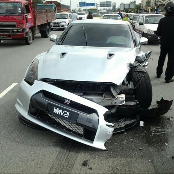 Битые машины. Разбитые спорткары. Битые машины. Разбил машину сильно. Испорченные машины.