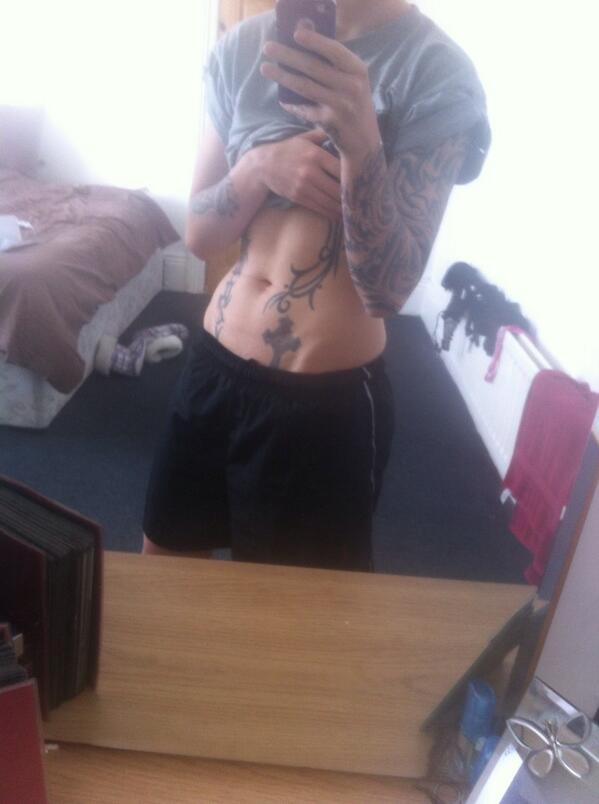 OhStarsy's tweet image. I've been cutting for a week, already great progress. Dropping inches on my waist and hips already 💪