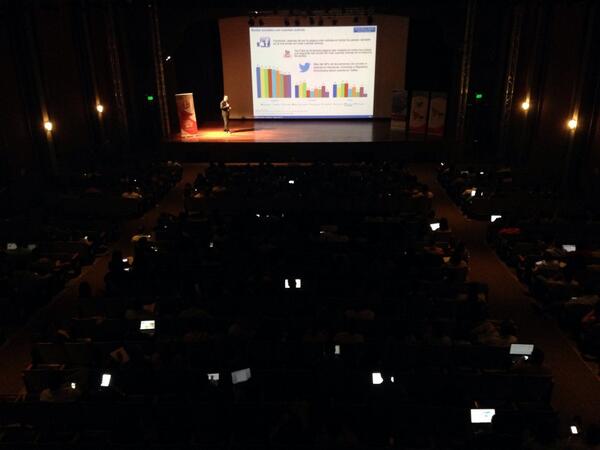 monosg's tweet photo. Muchas pantallas prendidas entre la audiencia ;) #SMDayPA http://t.co/obMRpgwaOm