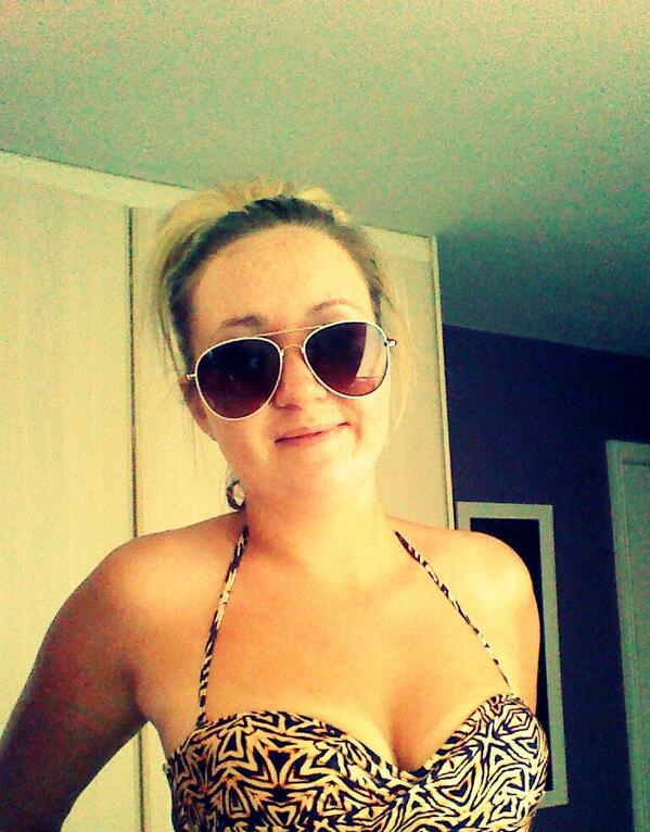 Styles1E's tweet photo. What else could you be doing on such a beautiful day! #swimsuitselfie #bumpselfie #summer #sunbathing #sunnydays 🌞 http://t.co/3SlmGE7RgR