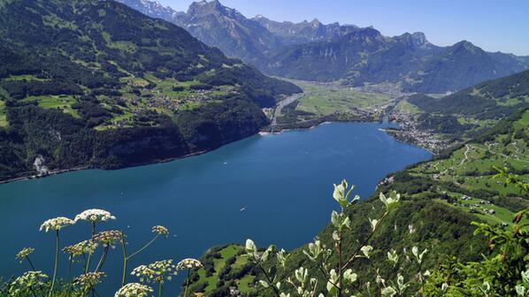 MySwitzerlandNL's tweet image. Hoog boven de Walensee biedt het vakantieplaats Amden al een prachtig uitzicht. bitly.com/Amden_MyS_NL
