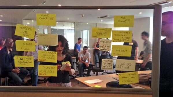 juliendorra's tweet image. #codecambouis, les post-its des mini ateliers et démos proposés par les participants (et les participants derrières!)