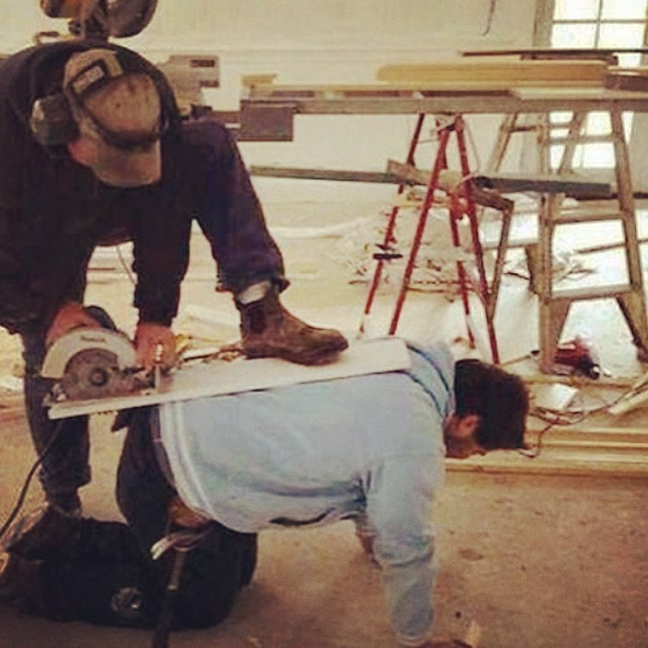 StageSpot's tweet image. This is NOT the way to do it at Load In.  #safetyfirstthenteamwork #loadin