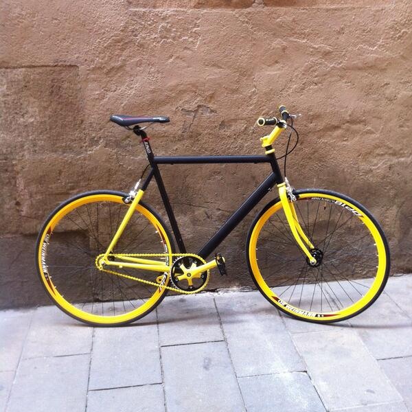 M'han robat aquesta bici avui dilluns. Si la veieu. Sisplau aviseu-me. Feu RT per donar difusió