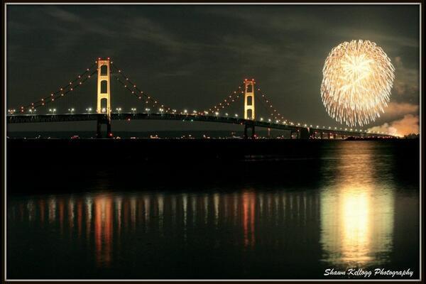 PureMichigan's tweet image. Colorful, crackling fireworks over the Mighty Mac from Day 10 #BeachChallenge winner @shawnkkellogg.