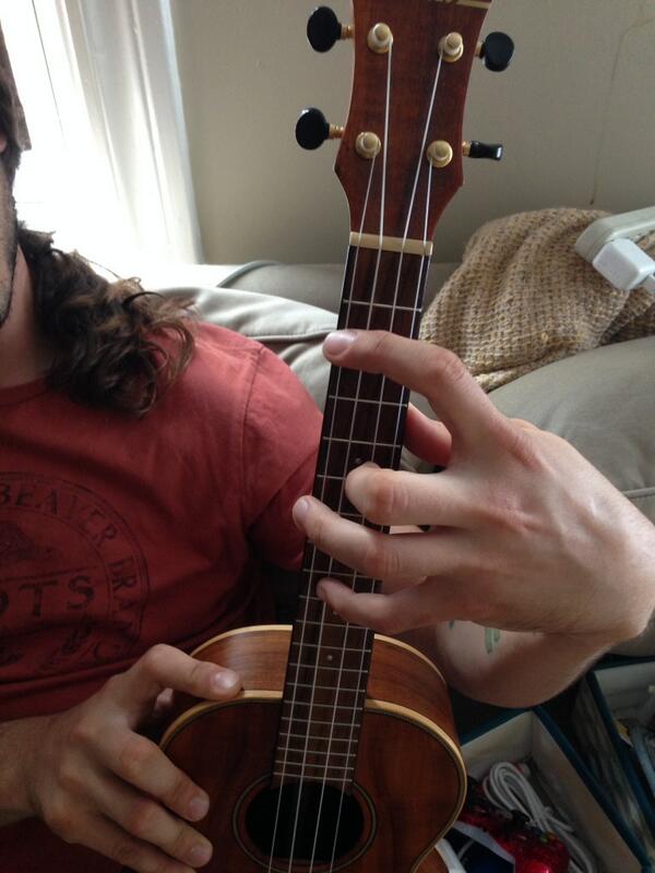 GoWadam's tweet photo. "Ostrich" A-chord on uke!
#veelahuke #stretchy http://t.co/IMbrc4lyqr