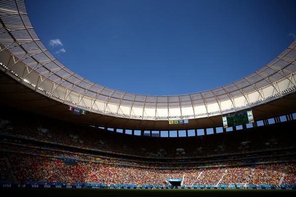 fifaworldcup_pt's tweet image. A festa nas arquibancadas está bonita no Estádio Nacional, são 67.882 torcedores vendo #FRA e #NGA!