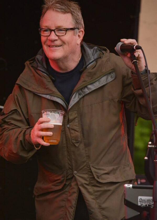 LeahRoseTickle's tweet image. @JimDOfficial with a pint, on stage supporting the Al Lewis Trust #eggslicer