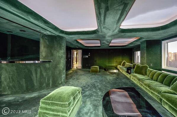 RealMakeBelieve's tweet image. The green room. #funny #realestate #wtf For more pics: tinyurl.com/nbm3t4m