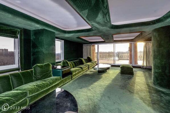 RealMakeBelieve's tweet image. The green room. #funny #realestate #wtf For more pics: tinyurl.com/nbm3t4m