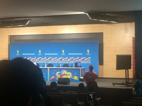 Caduto anche ultimo dei luoghi comuni: conferenza stampa Svizzera schedulata alle 15.40.. #puntualità