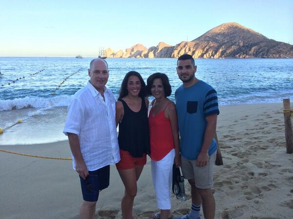 OCpancakeguy's tweet photo. Wishing I was back living the Cabo life @Robertcooper__  @CooperChristina http://t.co/Lr5JNGhHMF