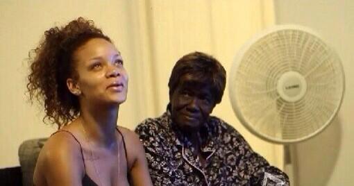 rihanna's tweet photo. :)     (: http://t.co/wdXQGzx95r