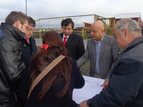 DM_Mirasol's tweet photo. Alcalde @GervoyAlcalde y Deleg. Mun. Carlos Soto informan al Dr. de la Esc.Las Camelias, la construcción de Gimnasio. http://t.co/7Me9bn6BUm