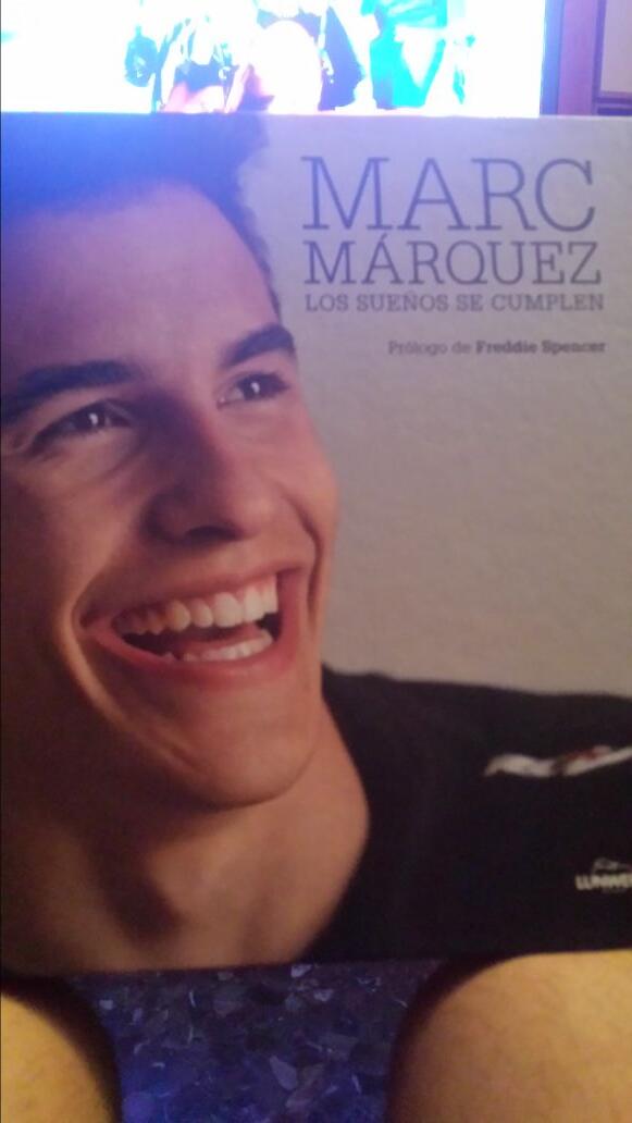 gamito_pedro's tweet photo. Regalazo de mi @Ro21_Fdez ole tu nenaaa nunka me da por leer pero este m lo leo por ke es una maquina @marcmarquez93 http://t.co/twQXjXQEBU