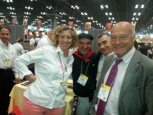 bbeziat's tweet photo. Ariane Daguin, Pierre Oteiza, Frédéric Oriol (delpeyrat), Alain Rousset au fancyfood, new york, pour promo sud-ouest http://t.co/PdPk8ow7tJ