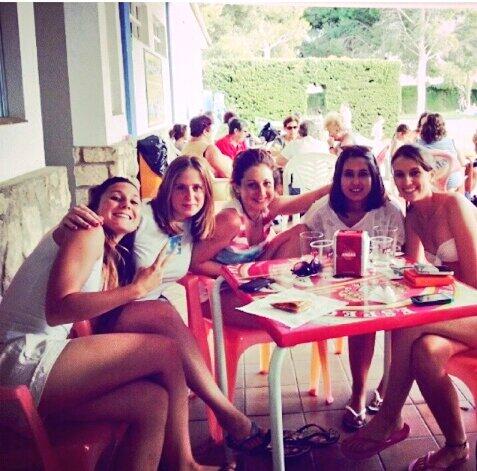 paulaabarrio's tweet photo. Son las mejores :) #piscineo #robres http://t.co/zHoNqPEwxr