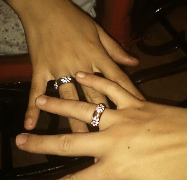 andreeta92's tweet photo. Hello summer :) #SuperHermanas #flowersRings #princess&amp;pato http://t.co/ZPQd1r8maf