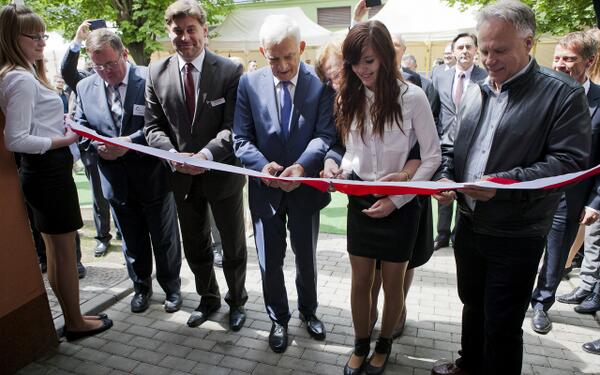Haas_Automation's tweet photo. Gene Haas opens combined #Haas Factory Outlet showroom &amp; #HTEC in Poland: http://t.co/ySZLtvH1K3
#manufacturing #cnc http://t.co/h06P02q5bw