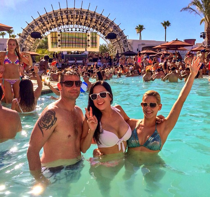 Going full force with the besties at @DaylightVegas at @MandalayBay ! 
?
@sultanshepard bangin' the decks