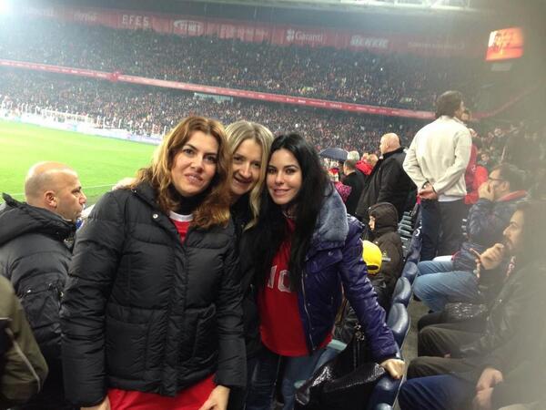 sudecan_34's tweet photo. #mutluyıllarDefneSamyeli ♥ türkiyenin gururlarından.. http://t.co/RX4o8KMH6e