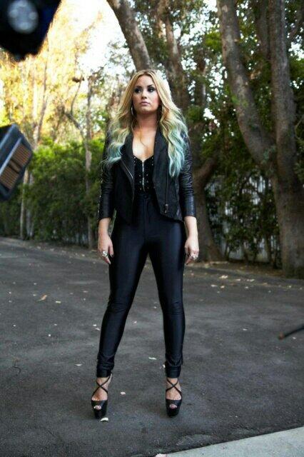 *Sierra walked down the street as she pushed her hair out of her face as she looked around* #OpenRp