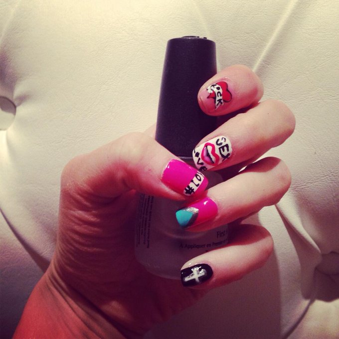 Día #nailart cc @luligugli  @julie_anderson @noelisirios http://t.co/VzyUJSCe58