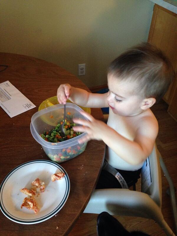 MandiJoMo's tweet photo. Who's kid is this? Demanding veggies over pizza?!?! Green beans and lima beans are a fav! http://t.co/qRMJLn6lal