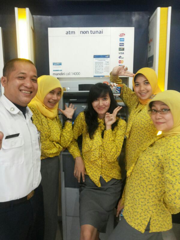evadewiii's tweet photo. Sebelum beraktivitas, selfie dulu laaa di atm mandiri uin jkt@mandirifiesta  #selfiemandiriatm #bintangbintang http://t.co/vEm7Ckcw9U