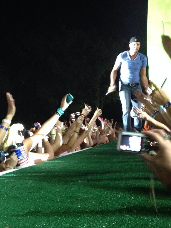 AlexWeselya's tweet photo. @LukeBryanOnline @Countrystampede http://t.co/OLn2RKnmiS