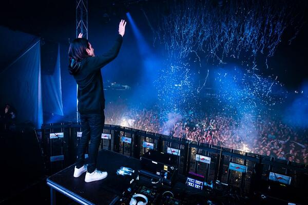 EDMWorld_'s tweet photo. A       E       S 
     L       S       O

#RT http://t.co/WR8TjIeoL1