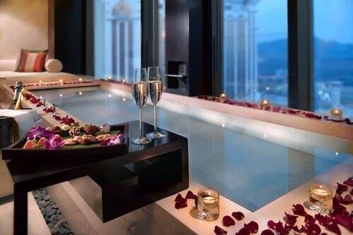 CuteFloristry's tweet photo. A night like this with someone you love 😍 http://t.co/Tdaxdi0b0I