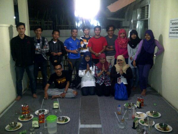 IKASMALABANDUNG's tweet photo. Ini dia guys, quality time ny IKB wktu bubar @RM Sari Bundo B-) kecee ga? Pasti dnk :D http://t.co/b0FLUu4FOw