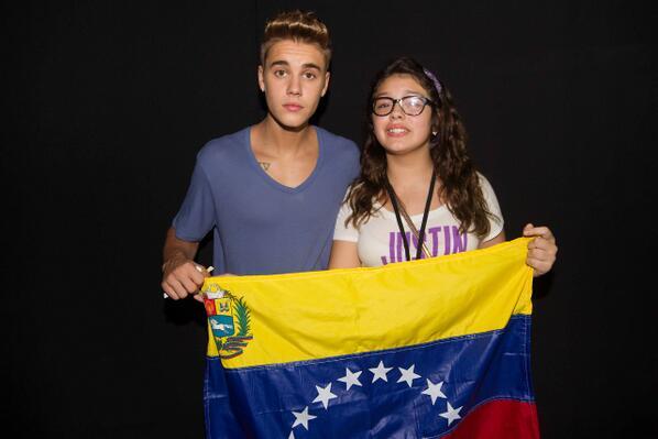 andre on Twitter: ""Nadie conoce Venezuela" Part 23. Justin Bieber con la bandera de Venezuela en uno de sus M&amp;G. http://t.co/Qx5shkGfu6" / Twitter