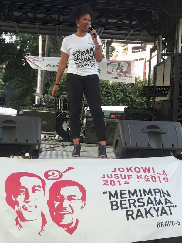 marisppusa's tweet photo. Suaranya, Orangnya!!! Sexy dan gokil.. Lovely!! @dirasugandi @diralicious  #Salam2Jari #PanggungJalan2 #TemanRakyat  http://t.co/a7cJsEXYxT