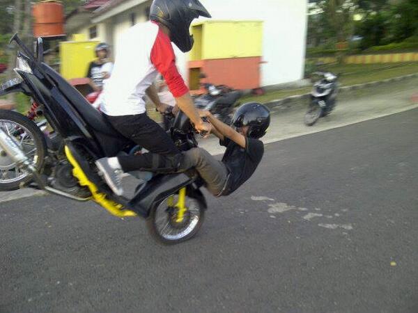 RT"@Pammi_95: Seruni Beach Ngabuburit w/ my team <a href="/G_B_X_TEAM/">GHEZER BTG XTREME</a> #Standing dan Terbang "