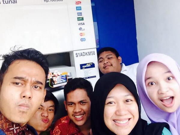 Peni_Didik's tweet photo. @mandirifiesta #selfiemandiriatm #RADIUS2012 ATM spbu Ngesrep tembalang http://t.co/EDvzVgSAy2