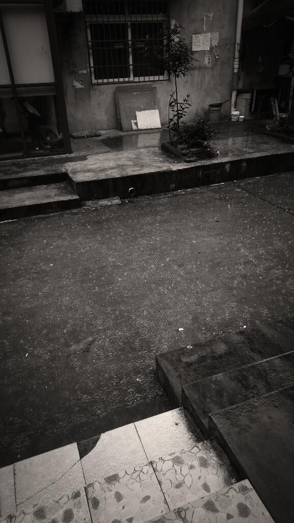 wang2290's tweet image. it rains heavily out side