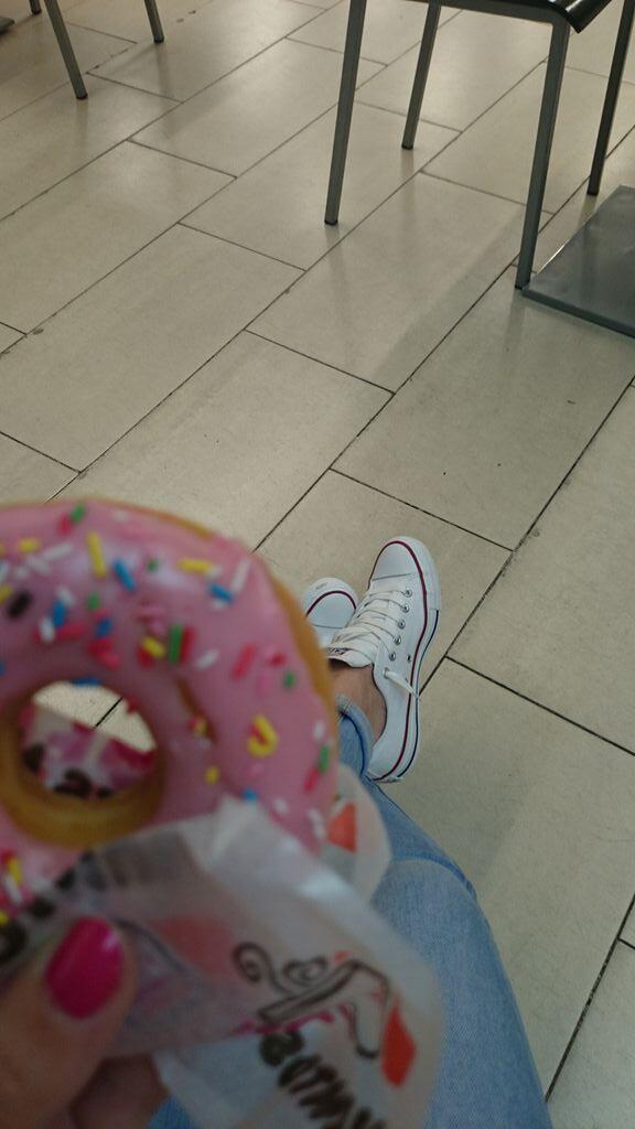 aanaajimenez's tweet photo. Tengo un examen de mierda, pero tengo un donuts, estreno zapatillas y veo a mis social workers, 😀😀😀 http://t.co/Q5uIeejrpM